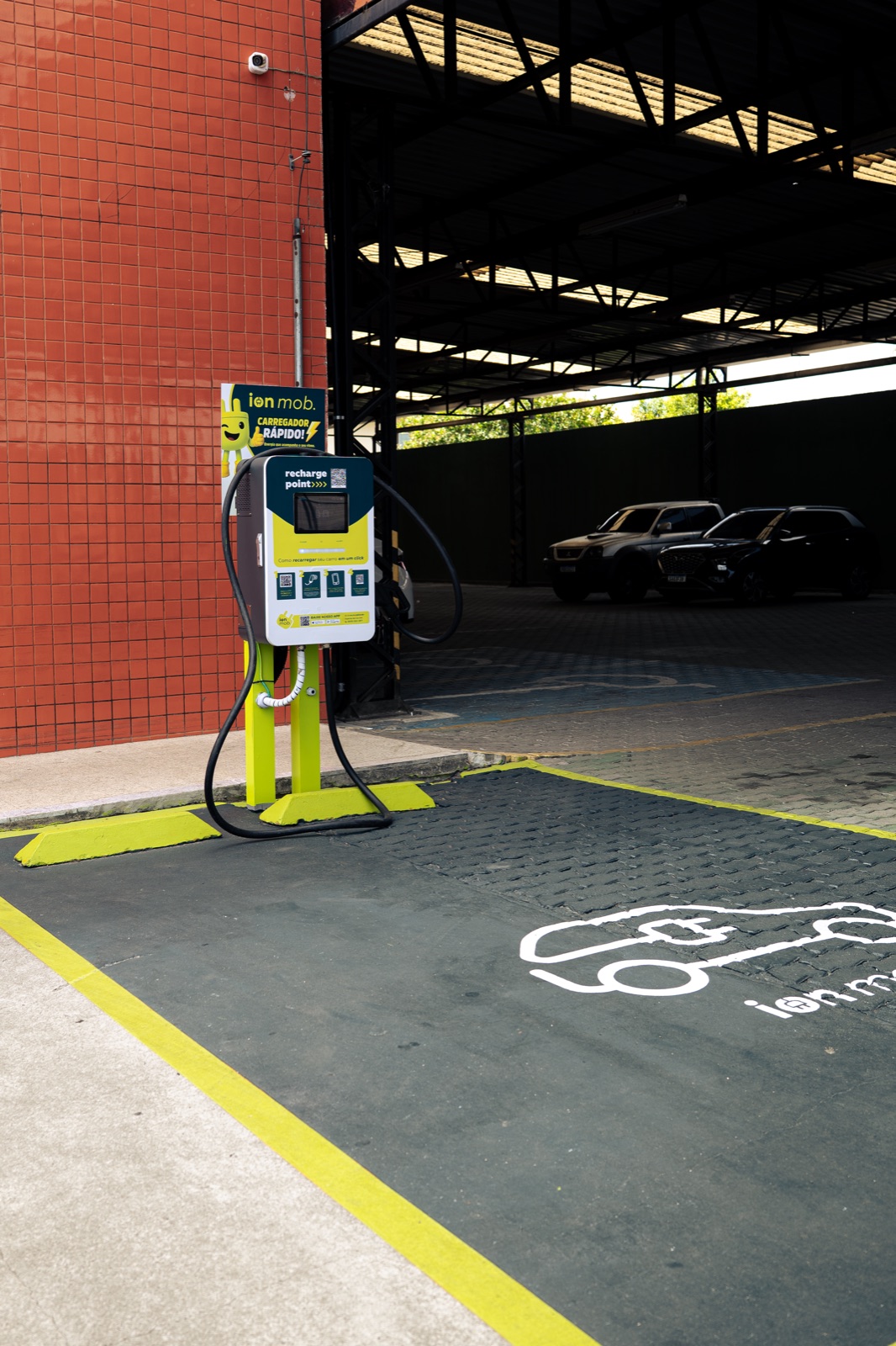 Eletroposto ION instalado em estacionamento de varejo
